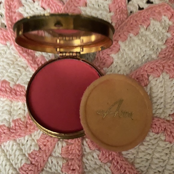 Vintage Avon rouge compact w /applicator. Lovely scroll design on lid. Shade #2 - Picture 5 of 6